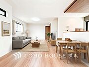 ゆったり寛げる広々リビング。※生成AIによるイメージです。家具・小物は販売価格に含まれません。