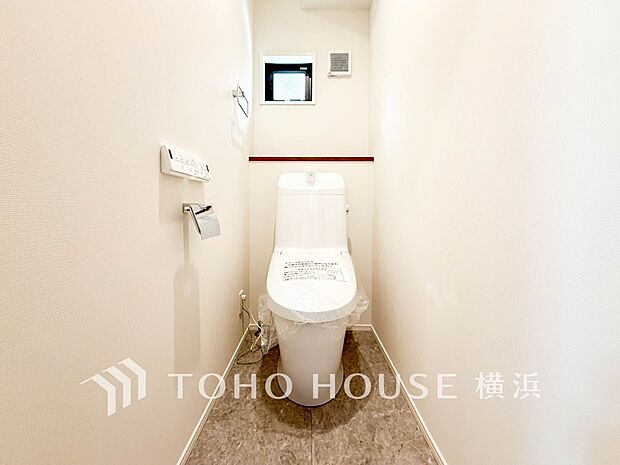 換気と明るさに配慮した、清潔感溢れるトイレ。落ち着いた空間で安らぎのひとときをお過ごしいただけます。