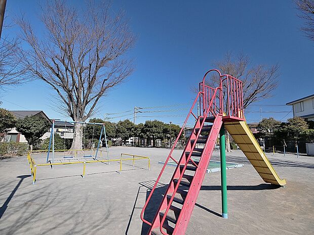 上柏尾第一公園 400m 住宅街の中にある公園。走り回れる広場とブランコやすべり台などの遊具があり、お子様が楽しく遊べます。
