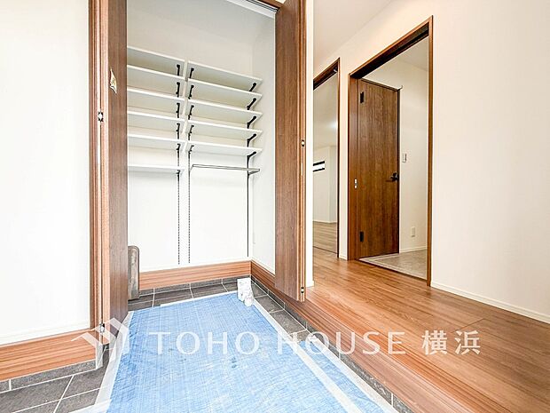 上質感漂う玄関と廊下。居住者の帰り、訪れる方を優しく迎えてくれます。