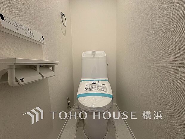 換気と明るさに配慮した、清潔感溢れるトイレ。落ち着いた空間で安らぎのひとときをお過ごしいただけます。