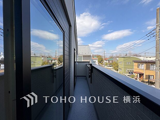 太陽の恵みをたっぷりと受けて、洗濯物も気持ちよく干せそうです。