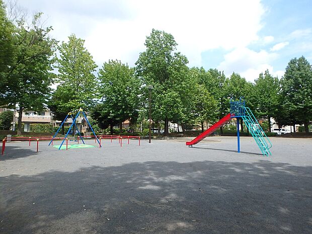 桂台二丁目公園 92m 大きなカエデの木が公園の真ん中にある公園。周辺にも木々が立ち並び、秋には美しい紅葉が見られます。