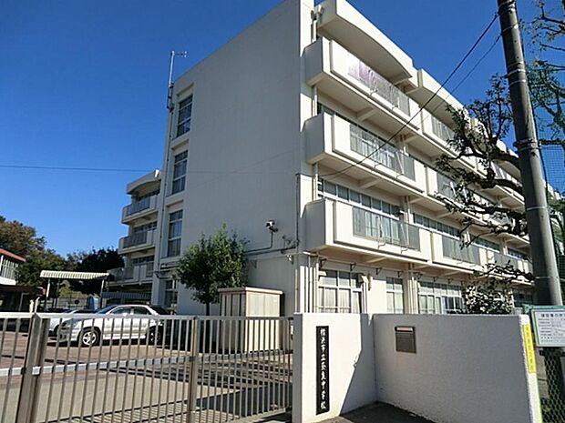 横浜市立奈良中学校 950m 徒歩13分。部活などで帰りが遅くなっても安心の距離です。