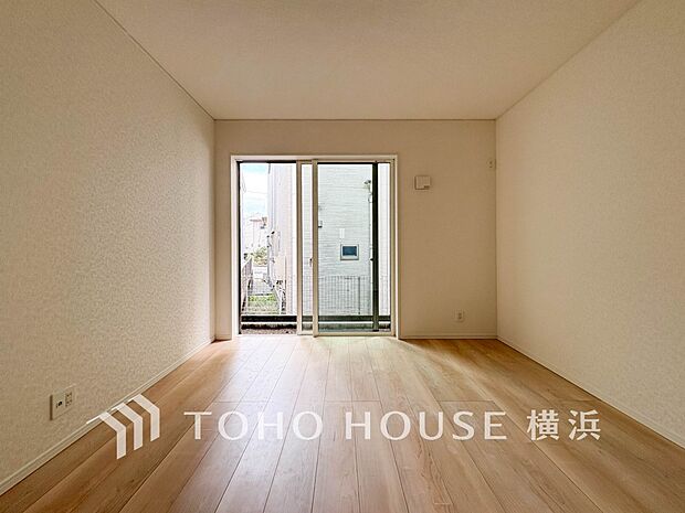 通風・採光にも優れ、心地よい光と風があふれています。プライベートな自分時間を快適に過ごせるお部屋。