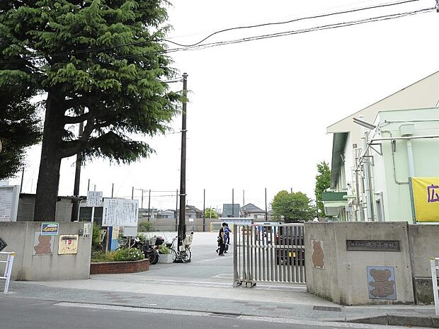 横浜市立磯子小学校 130m 徒歩2分。小学校が近いのは子育てファミリーにもおすすめのポイント。