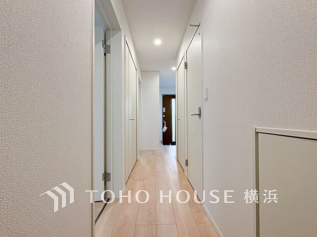 清潔感漂う廊下。各お部屋をつなぐ主要空間として美しく存在しています。