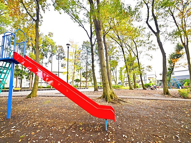下和泉公園 260m 滑り台やブランコなどの遊具もあり、小さなお子様の毎日の遊び場になりそうです。
