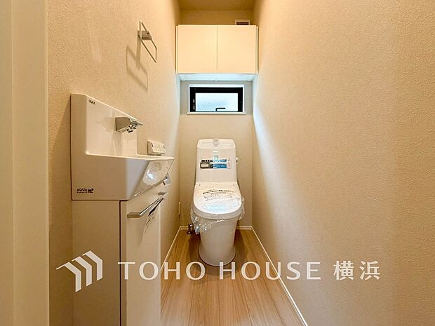 換気と明るさに配慮した、清潔感溢れるトイレ。落ち着いた空間で安らぎのひとときをお過ごしいただけます。
