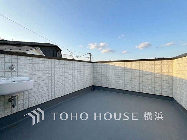 心地よい陽射しや暖かな風を楽しむことが出来るルーフバルコニー。