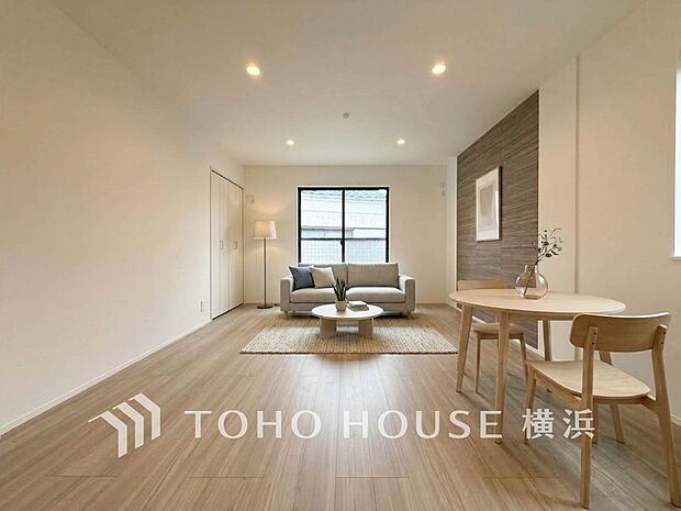 寛ぎとコミュニケーションを育む居心地のよい場所。(家具・装飾品はAI加工です)