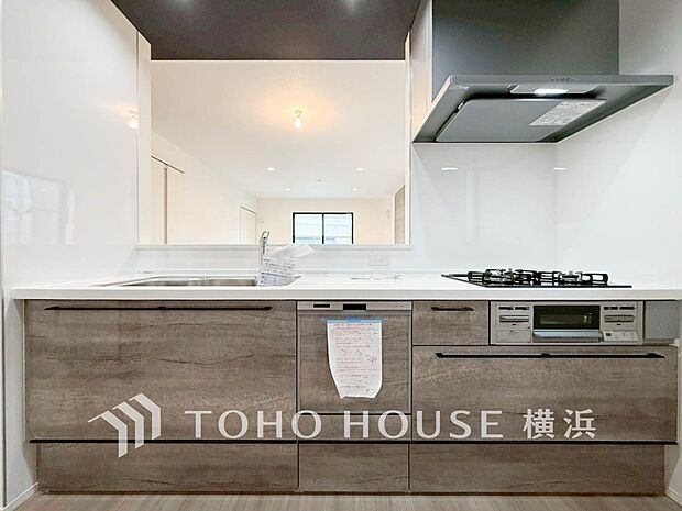 システムキッチンには収納が備え付けられ、スペースも十分にございます。