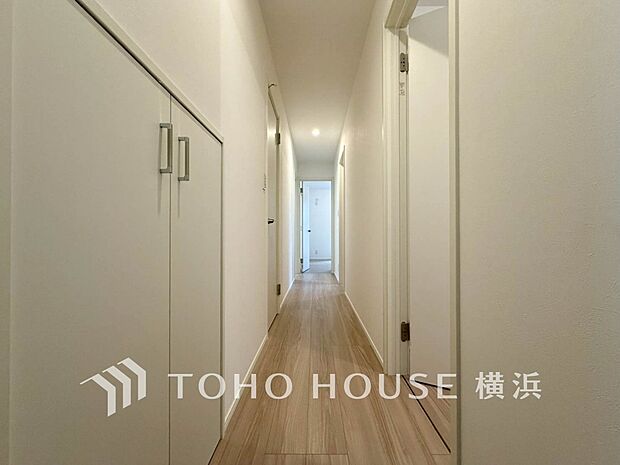 清潔感漂う廊下。各お部屋をつなぐ主要空間として美しく存在しています。