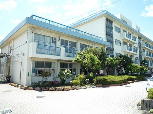 横浜市立南本宿小学校 600m 徒歩8分。小学校が近いのは子育てファミリーにもおすすめのポイントです。