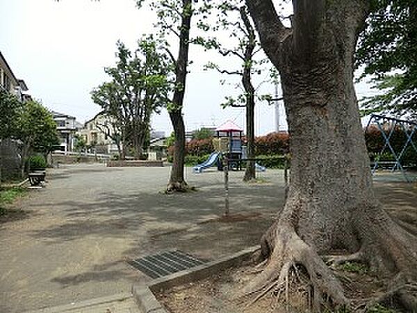 秋葉第一公園　100m　お子様が元気に走り回れる広い広場と、すべり台やブランコなど、楽しく遊べる遊具が揃っています。