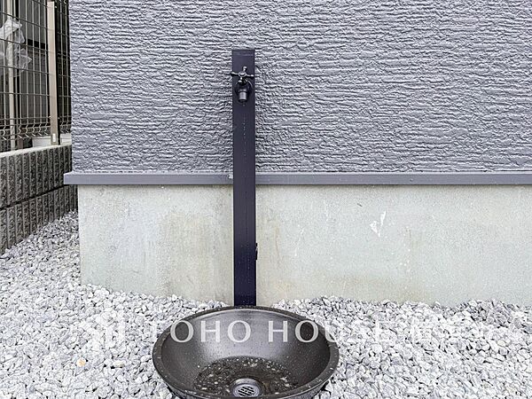 ガーデニングの水やりや、玄関周りやお車のお掃除に便利な水栓が設置されています。