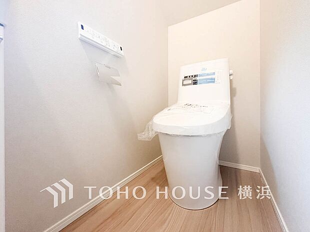 換気と明るさに配慮した、清潔感溢れるトイレ。落ち着いた空間で安らぎのひとときをお過ごしいただけます。