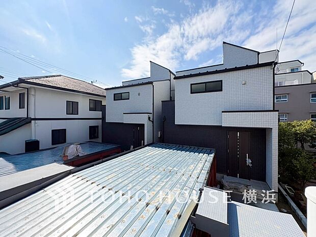 爽やかな青空の下に贅沢なほどに降り注ぐ陽光、豊かな居住性と、クオリティが見事に調和した住空間。