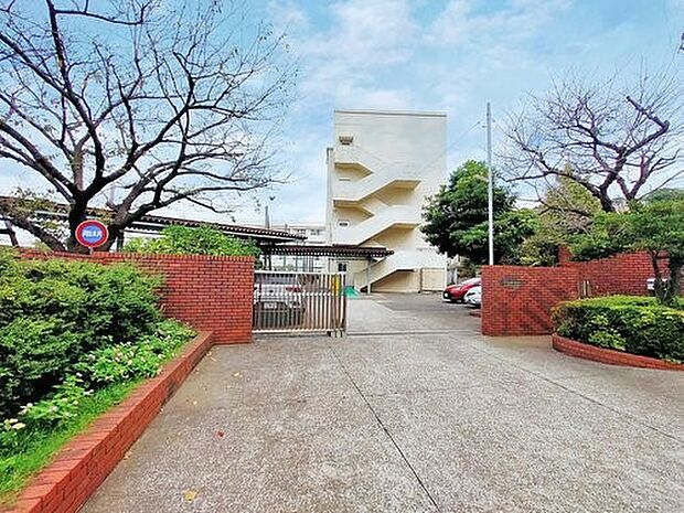 横浜市立西柴中学校 950m 徒歩12分。部活などで帰りが遅くなっても安心の距離です。