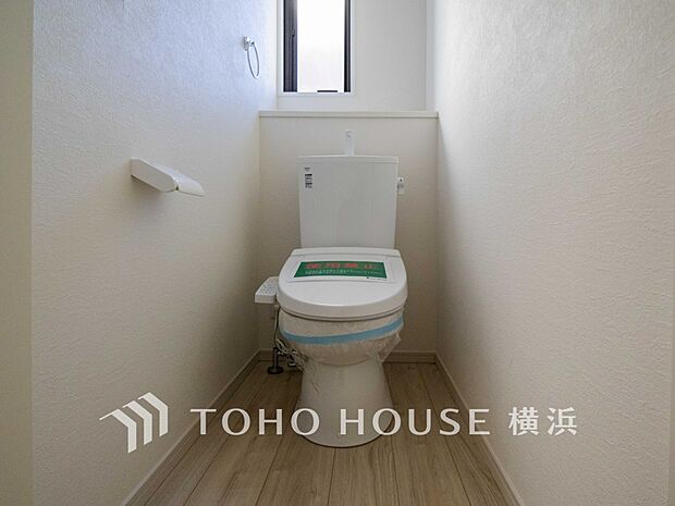 換気と明るさに配慮した、清潔感溢れるトイレ。落ち着いた空間で安らぎのひとときをお過ごしいただけます。