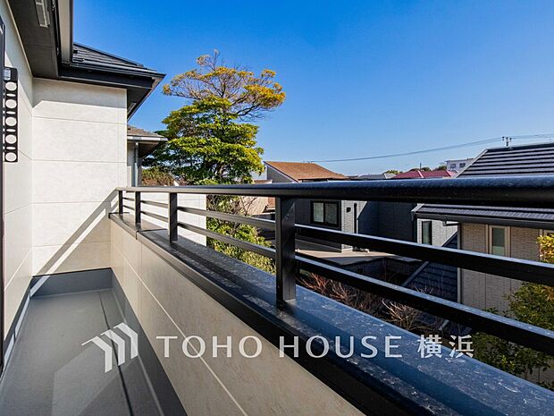 心地よい陽射しや暖かな風を楽しむことが出来るバルコニー。