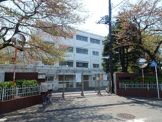 横浜市立中田小学校 500m 徒歩7分。小学校が近いのは子育てファミリーにもおすすめのポイント。