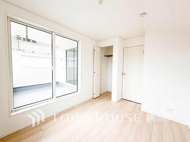 通風・採光にも優れ、心地よい光と風があふれています。プライベートな自分時間を快適に過ごせるお部屋。