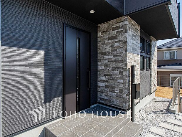 お住まいの顔となる玄関。住まう方のプライドを満たすクオリティを備えています。