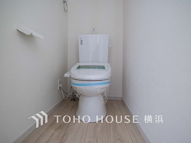 換気と明るさに配慮した、清潔感溢れるトイレ。落ち着いた空間で安らぎのひとときをお過ごしいただけます。