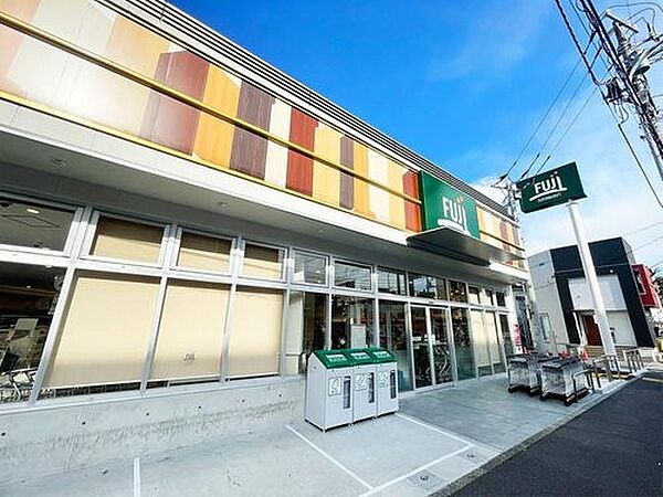 Fuji伊勢町店　750m　毎日の食卓を彩る生鮮食品、お惣菜、その他幅広く商品を取り揃えている便利なスーパーです。