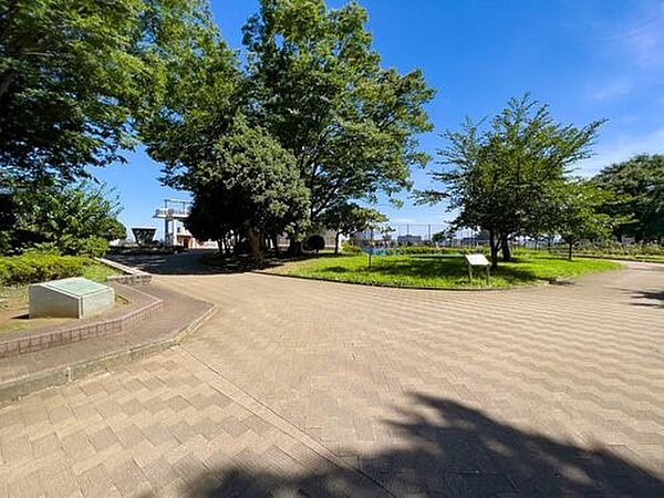 野毛山公園　700m　展望台からは横浜のシンボル・ランドマークタワーをはじめ、みなとみらい方面の絶景を一望できます。
