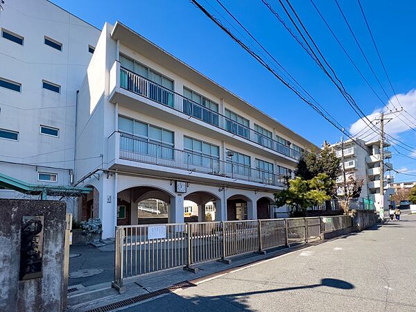 横浜市立老松中学校　750m　徒歩10分。部活などで帰りが遅くなっても安心の距離です。