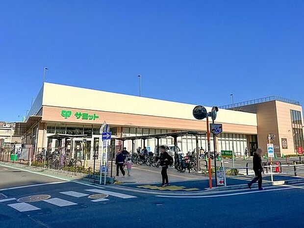 サミットストア上星川店 300m 上星川駅徒歩5分の立地で、夜遅くに帰ったときにも気軽に立ち寄れる頼もしいスーパーです。
