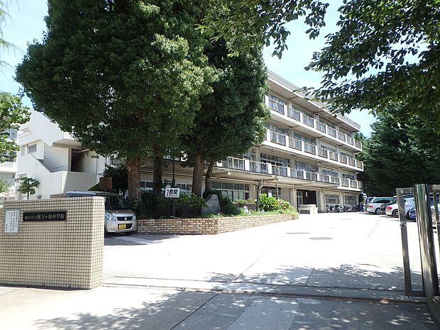 横浜市立保土ケ谷中学校 750m 徒歩10分。部活などで帰りが遅くなっても安心の距離です。