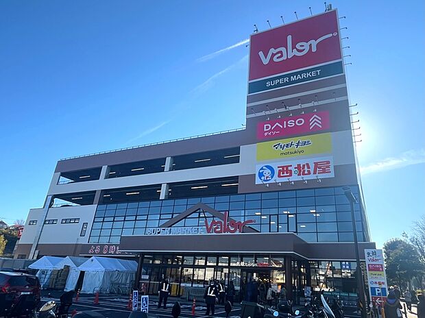 スーパーマーケットバロー横浜下永谷店　650m　「魚のバロー」と呼ばれるほどの新鮮で豊富な品揃えが特徴です。ダイソー、西松屋、マツモトキヨシを併設。 
