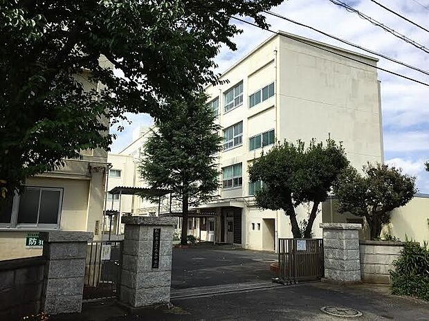 横浜市立上永谷中学校 1700m 徒歩24分。中学生の体力づくりにはぴったりの距離かもしれませんね。