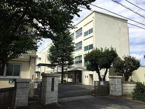 横浜市立上永谷中学校　1700m　徒歩24分。中学生の体力づくりにはぴったりの距離かもしれませんね。