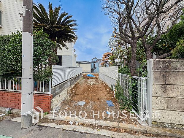 十分な広さのカースペースは、お車2台分の広さがあります。(2026年3月撮影)