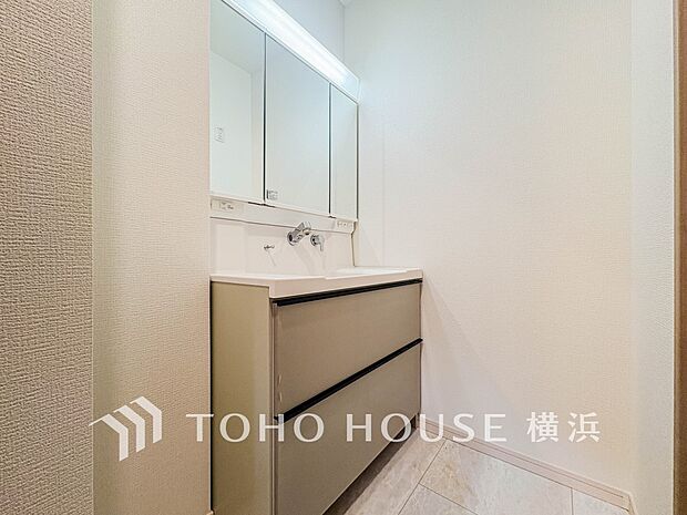 収納たっぷりの洗面台。毎朝身支度で活躍するスペースです。