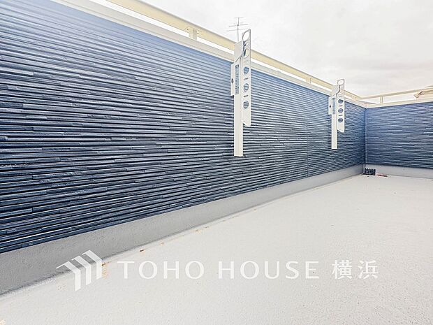 心地よい陽射しや暖かな風を楽しむことが出来るバルコニー。