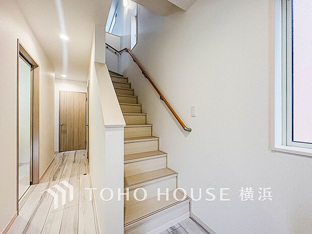 各フロアを結ぶ階段。集いの空間と一人の時間を楽しむプライベートルームをバランスよく繋いでいます。