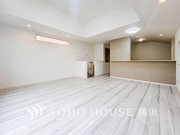 忙しい朝でも、しっかり家族が揃って食事をして頂けるゆとりある大きさのダイニングスペース。