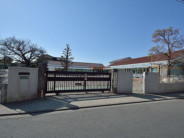 くるみ保育園 550m 人工芝のお山をダンボールを使って滑ります。絵画も得意でアートの園と評判もあります。