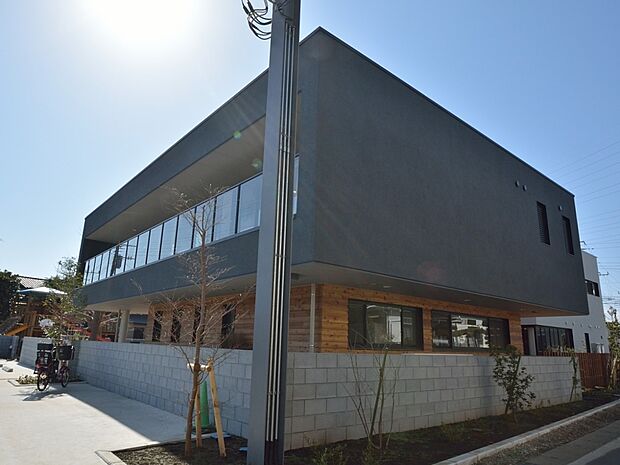 ふたば保育園 1100m 新園舎は都会的で清潔感溢れるモダンな造り。裸足での遊び、土や自然と触れ合う機会を大切にしています。
