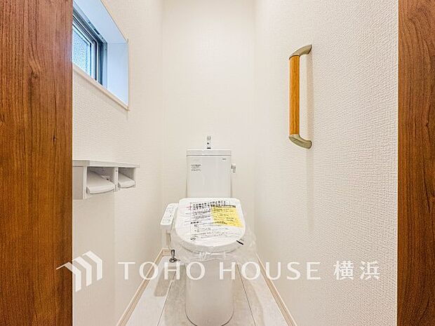 換気と明るさに配慮した、清潔感溢れるトイレ。落ち着いた空間で安らぎのひとときをお過ごしいただけます。