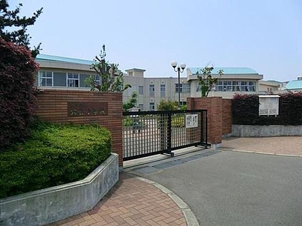 藤沢市立六会小学校 450m 徒歩6分。小学校が近いのは子育てファミリーにもおすすめのポイント。