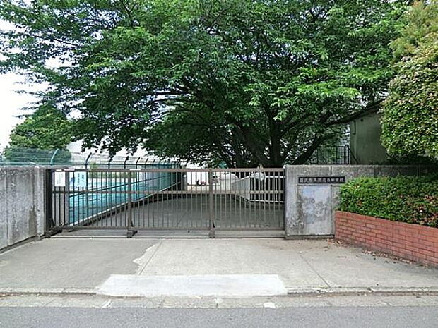 藤沢市立湘南台中学校 650m 徒歩9分。部活などで帰りが遅くなっても安心の距離です。