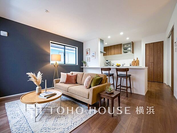 寛ぎとコミュニケーションを育む居心地のよい場所。(家具・装飾品はAI加工です)