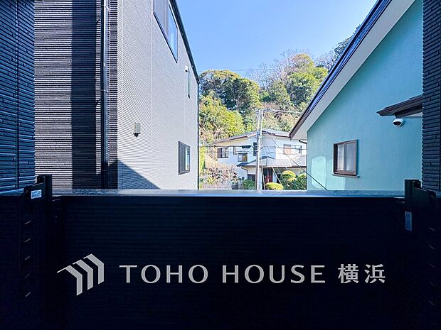 休日にまとめてお洗濯される方も安心のバルコニー。