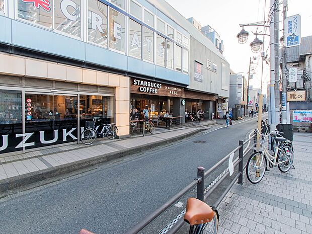 スーパーマーケットスズキヤ逗子駅前店 850m 食卓を飾る新鮮な食料品が毎日揃います。家族の笑顔を思い浮かべながらお買い物も楽しいです。